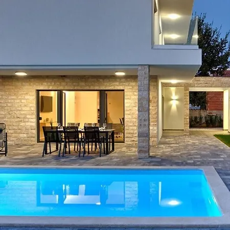 With 2 Pools بوريتش