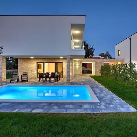 With 2 Pools * Πόρετς