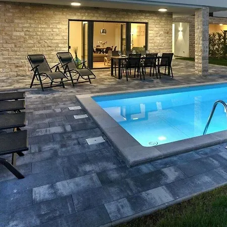 With 2 Pools Βίλα