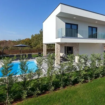 With 2 Pools Βίλα Πόρετς
