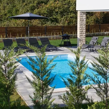 With 2 Pools Βίλα Πόρετς